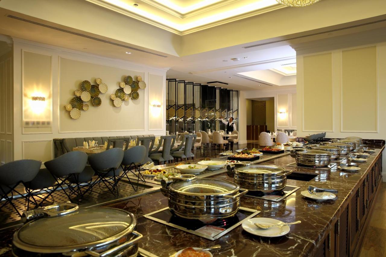 Vittori Palace Hotel And Residences Riyad Dış mekan fotoğraf The buffet at the lounge