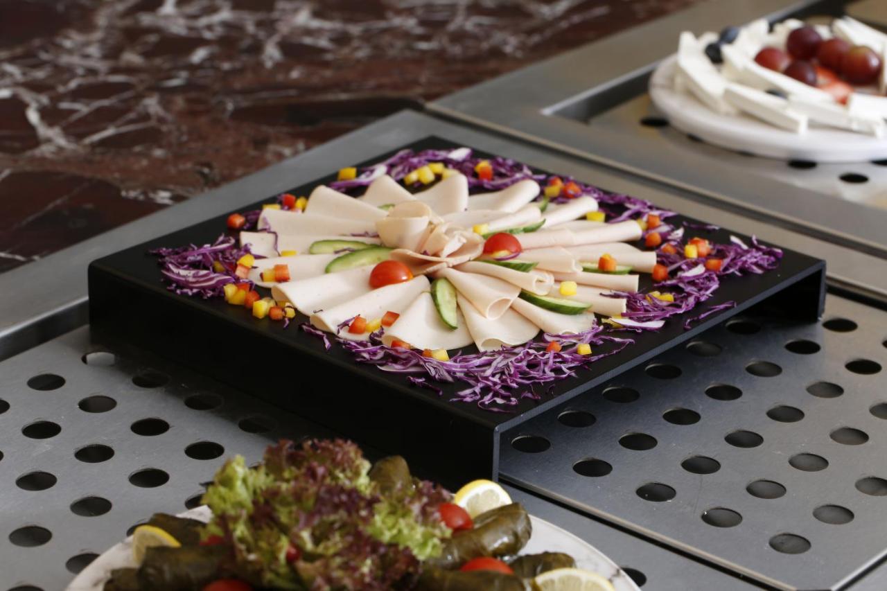 Vittori Palace Hotel And Residences Riyad Dış mekan fotoğraf A salad of chicken