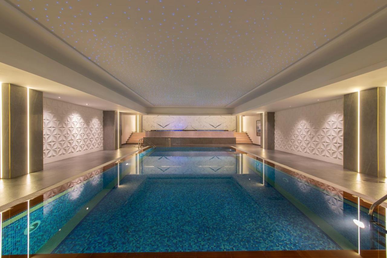 Vittori Palace Hotel And Residences Riyad Dış mekan fotoğraf The swimming pool at the hotel
