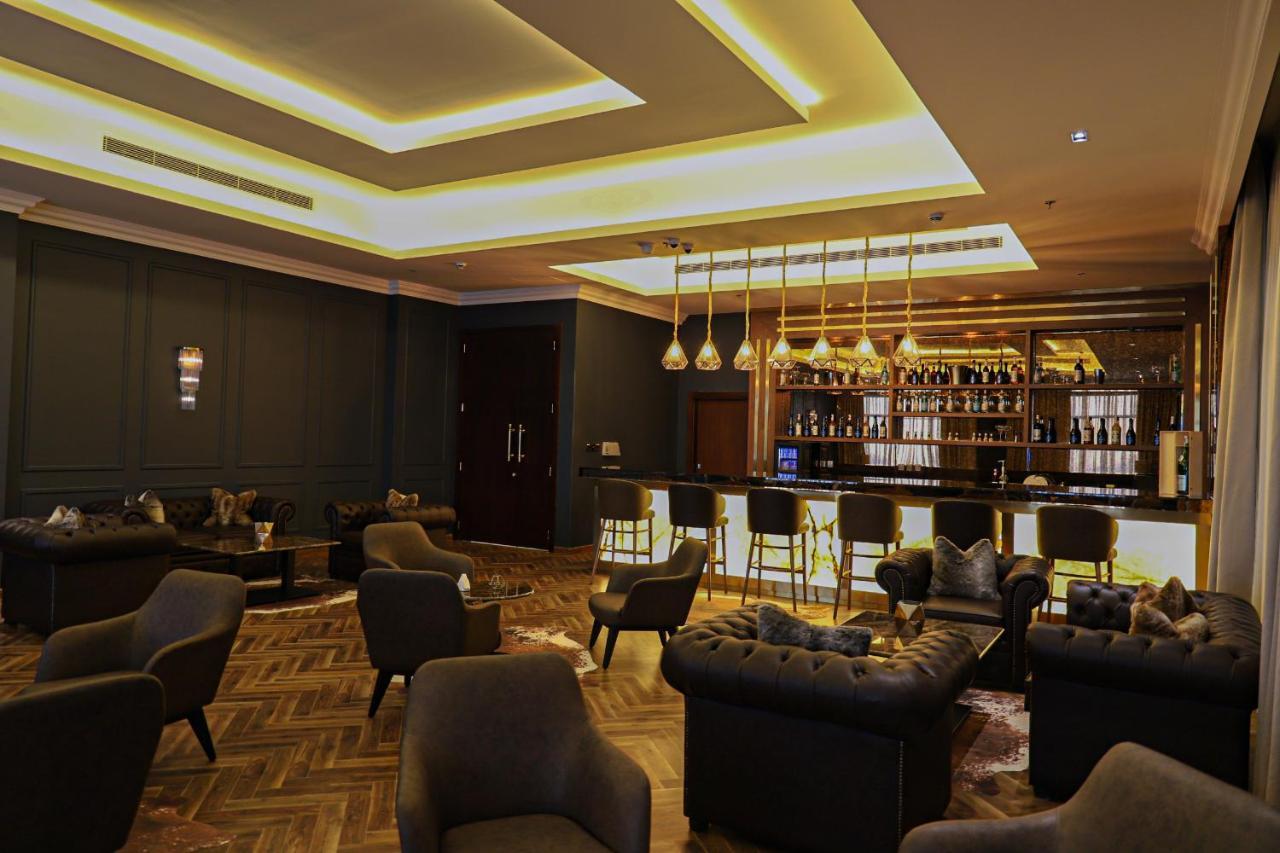 Vittori Palace Hotel And Residences Riyad Dış mekan fotoğraf The bar at the 19th floor